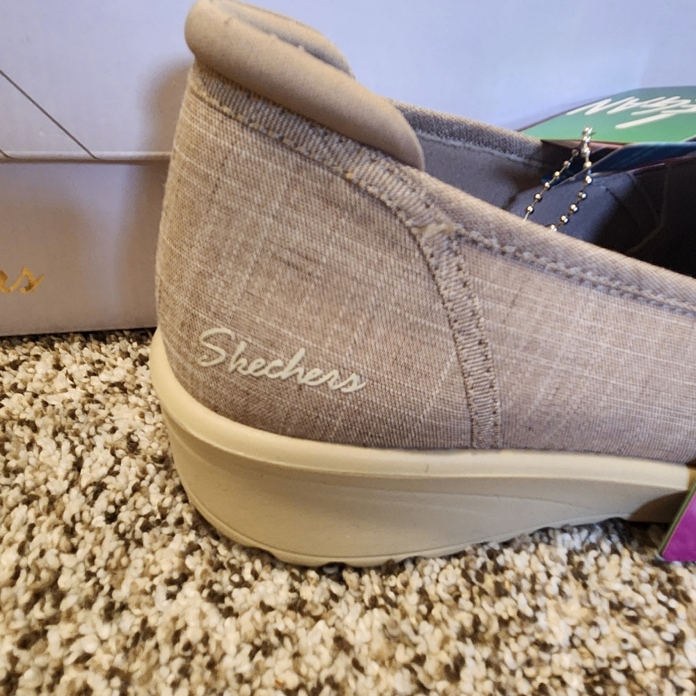 Skechers Women's Tan Slip-On Shoes NWT / NIB - Picture 2 of 8